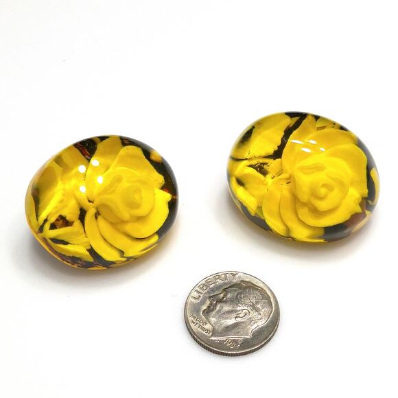 Vintage Yellow Lucite Flower Inside Clip Earrings, Yellow Clear, White Rose - Picture 9 of 10